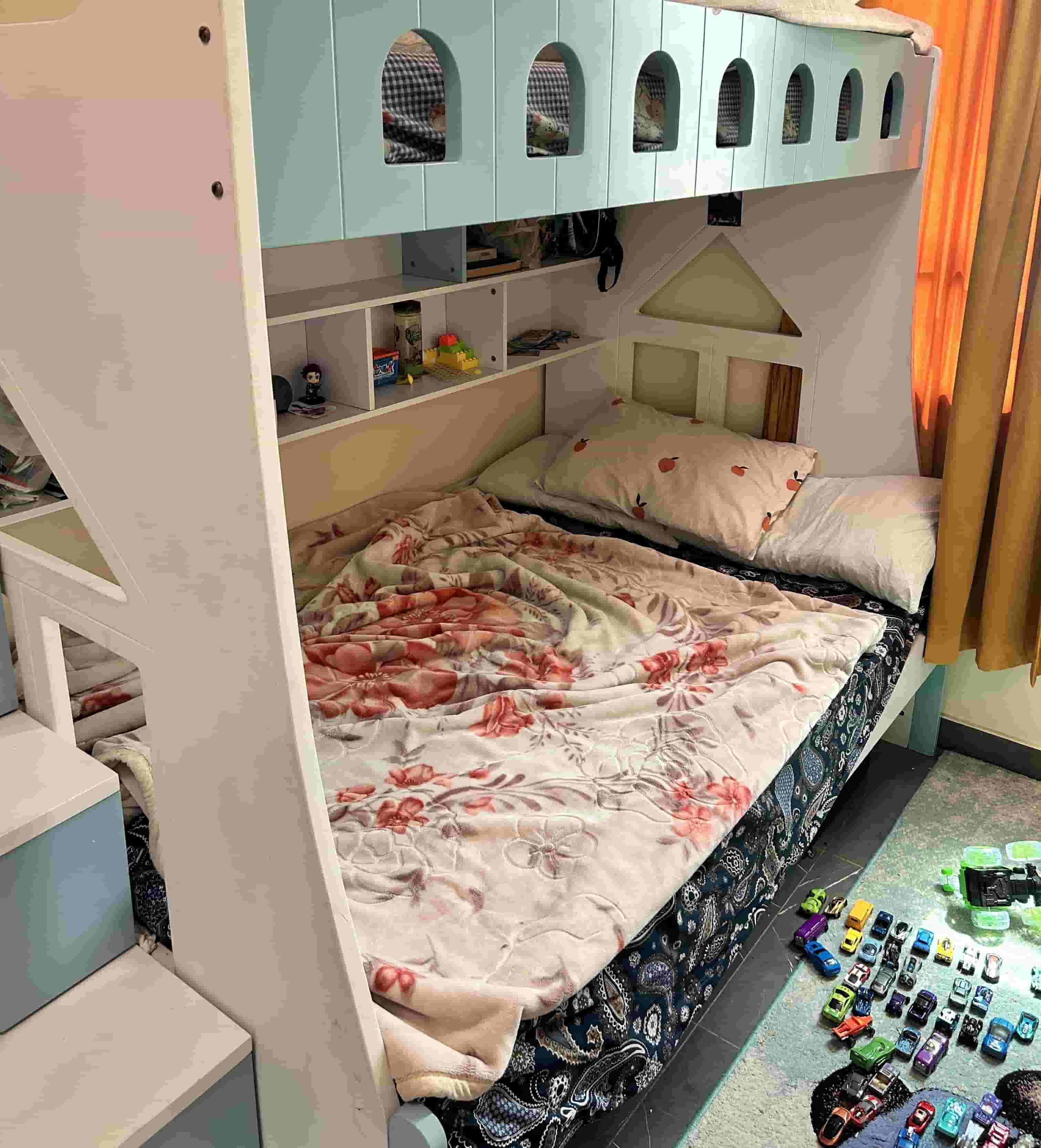 A two-storey bed with two medical mattresses for urgent sale